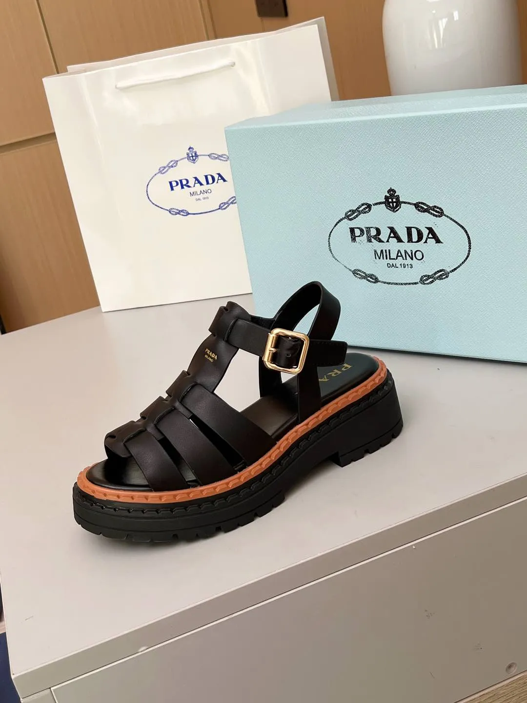 👟👟Ex-factory price 420👟👟 PRADA/Prada 25ss new spring and summer sandals. The simple design is probably the most popular thing about it. It is not the kind that is found on the street. It has its own brand personality. The fabric is made of calfskin and the lining is mixed sheepskin. Heel height: 4.5cm Size: #35-41 (35 41 custom-made is not returnable)